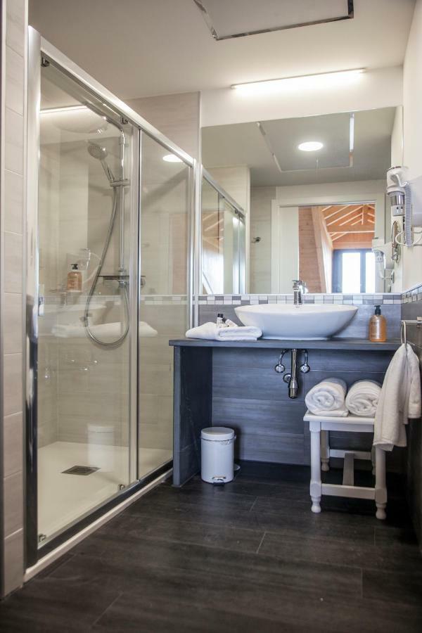 The Rock Suites & Spa Congosto Extérieur photo
